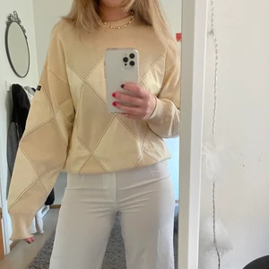 sweatshirt - superfin sweatshirt som inte kommer till användning i storlek s💗⚡️ gul/beige i två olika material💛köparen står för frakt,skriv för mer bilder/info 