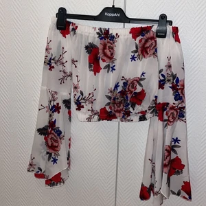 Off shoulder-blus storlek M - Blus köpt på Shein, helt oanvänd. Tunt tyg. Croppad, ingen stretch. 