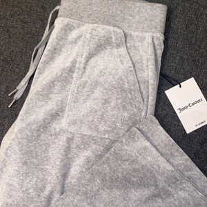 Juicy Couture byxor - HELT NYA och oanvända i stl S. Finns ett litet hål vid fickan som knappast är ett hål tror det är ett sömfel eftersom att jag fick de så (se andra bilden). De är köpta på raglady i Göteborg. Prislappen är fof på! Säljer pga att de är för stora på mig. Nypris är 999kr