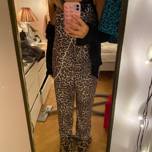 Pyjamas  - En så mysig leopard pyjamas från h&ms tidigare kollektioner!  Topp med detaljer med tillhörande byxor 🎀🐯