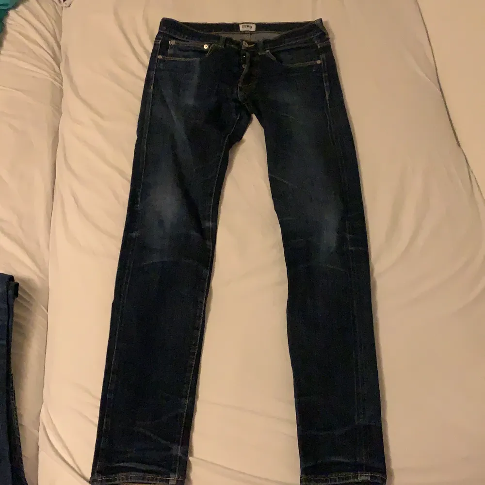 Mörkblå Edwin (japansk märke) jeans, bra skick. Storlek 28x32. Nypris 1000 kr . Jeans & Byxor.