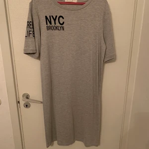 Grå t-Shirt klänning  - Klänning i st: M, passar även en L. Aldrig använd 