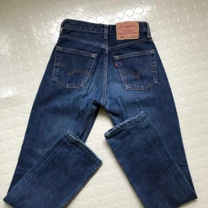 Levis 501 - Säljer dessa SKITSNYGGA Levis jeans i modellen 501 som jag precis köpte här på plick. Så sjukt snygga i världens finaste färg men tyvärr va den försmå för mig😩😩