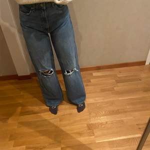 Säljer mina jeans från lager 157 då dom inte kommer till användning💙 Använt 1 gång så är i nyskick!! Storlek M, men ganska stora i storlek!! Jag är 170cm och dom har perfekt längd för mig!! Pris 150kr + frakt💙