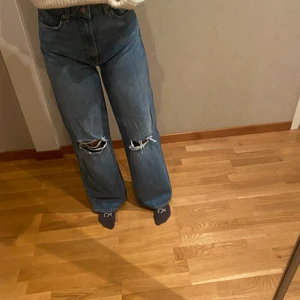 Jeans  - Säljer mina jeans från lager 157 då dom inte kommer till användning💙 Använt 1 gång så är i nyskick!! Storlek M, men ganska stora i storlek!! Jag är 170cm och dom har perfekt längd för mig!! Pris 150kr + frakt💙