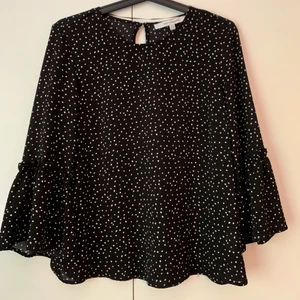 Prickig blus med volangärm - Superfin blus med prickar och volang vid ärmslut!🌼 Frakt tillkommer😊