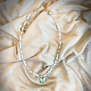 ~Butterfly pearl necklace🦋~ - Här får ni se butterfly pearl necklace🦋. Hon passar bra till mycket åt det blåa hållet. Måttet är 42 cm men du kan ändra om du vill.❤️🥰🥰 Hoppas att ni vill köpa.🥰❤️🦋🦋