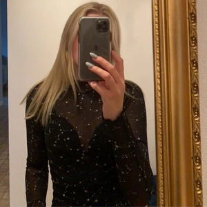 Glittrig genomskinlig svart topp  - Så fin festtopp som e jättesnygg o ha över en svart bralet. Köpt för 220kr, aldrig använd. Storlek S❣️