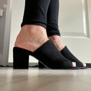 Klackskor Urban Classic  - Svarta klackskor från märket Urban Classic. Använda enstaka gånger. Sulan är lite uppflickt i bak, Inger som syns eller märks när du har dem på dig. Nypris 599kr