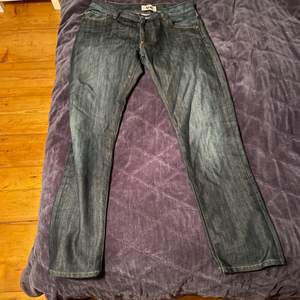  Snygga Mörkblå Acne jeans straight/slim fit. Använda fåtal gånger.
