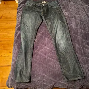  Snygga Mörkblå Acne jeans straight/slim fit. Använda fåtal gånger.