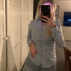 Skjorta - En ljusblå skjorta från H&M✌🏼 Väldigt fint skick då den inte använts så mycket! Säljer den då den är för liten i bysten🥰 Annars sitter den mycket fint och är figursydd vilket ger en mycket fin figur😍 ❗️Frakten tillkommer❗️