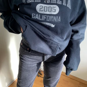 Vintedge Hoodie  - Intressekoll på denna fina vintedge hoodie💓 Hoodien är från Beyond Retro. Köpt i våras och är i fint skick, inga defekter💕  Oversize men sitter fint på mig som är en S i vanliga fall! Hör av er vid frågor<3 