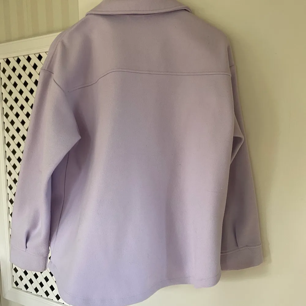 En lila jacka i filtmaterial från Gina tricot. Använd 1 gång, säljer pga för stor. Nypris 399kr.  Köparen står för frakten💓. Jackor.