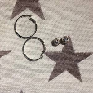 Örhängen och halsband 15kr styk - Två färgglada örhängen i plast, två silverfärgade örhäng en i metall och ett guldfärgat kedjehaösband