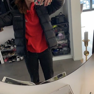 Vinterjacka - Superfin peak vinterjacka. Använd en vinter (ca 6måmader) så välldigt bra skick! Storlek S och jag brukar ha xs i kläder och på mig sitter den bra och får plats med hoodie under. Kan frakta eller mötas i stockholm. Pris: 2000kr + frakt!