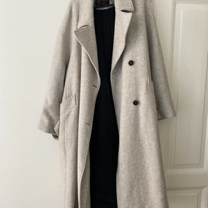 Kappa från Zara - Kappa från Zara. Inga skador eller fläckar. Skulle säga att storleken är som M/L