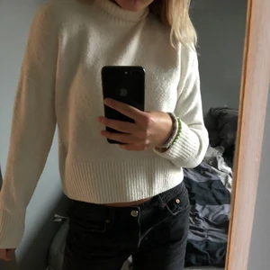 Stickad tröja &otherstories - Funderar på  att sälja min tröja då jag helt enkelt bara inte fått användning av den, den är använd ca 3 gånger! Köpte den i butik för 390 kr och säljer för 250 pga skicket, att den är som ny!! Frakt tillkommer eller kan alternativt mötas upp i Gbg💖💖fler bilder kan fixas.