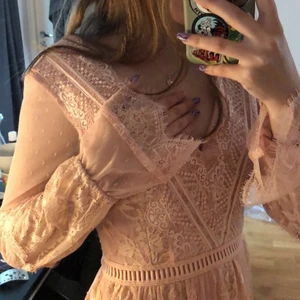Spetsklänning - En såå otroligt elegant och vacker klänning från märket True Decandence i storlek 8 (34/36)💞 Perfekt till bal/sittning, helt oanvänd. Nypris är €222