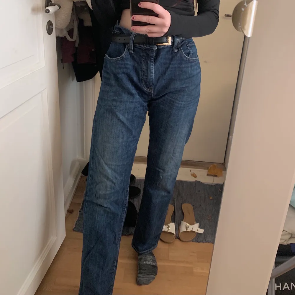 Mörkblå Levis jeans w33 L32💕 stora för mig men passar med skärp. Jeans & Byxor.