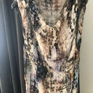 Snyggt bluslinne i snakemönster 🐍 🐍🐍 - En snakeblus med djup urringning. Halvlång i mjukt material.