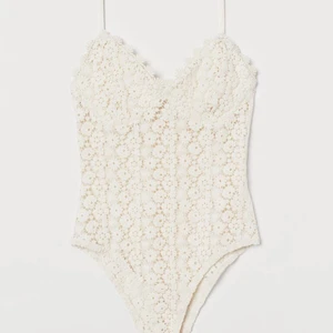 vit spets body - jättefin vit spetsbody från hm💞 nyskick! Xs, men passar S som mig!!