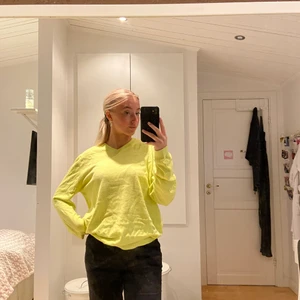 Såå fin tröja!!!! - En grön/gul tröja som är så fin! 