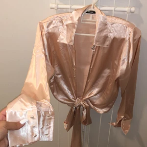 Festlig blus  - Jätte fin blus köpt på bikbok, den är aldrig använd, silkesmjukt material