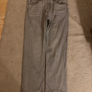 Space relaxed straight jeans summer grey - Weekday byxor köpte för 600kr som är slutsålda på hemsidan. Använda 2ggr. Passar mig 180cm