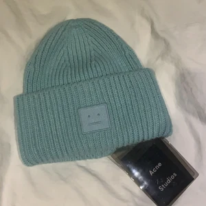 Acne mössa - Säljer min jättefina, oanvända mössa som ny och bara testad❤️❤️kan även tänka mig att byta mot en annan färg som beig, grå eller en annan färg. Säljs inte längre men har aldrig kommit till avändning 