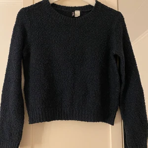 Stickad tröja  - Stickad H&M tröja i färgen mörkblå. Är i bra skick. 