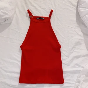 Rött zara linne  - Ribbat rött linne köpt på zara för länge sedan, slutsålt! Använd 2-3 gånger så bra skick! 