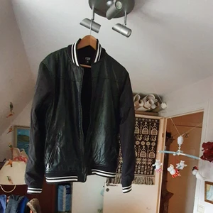 Unisex kollege jacka  - I mycket bra skick och passar till båda kön och från stk xs_ l beror på hur man vill ha på sig. Finns fler bilder.passar perfect till höst och vår 