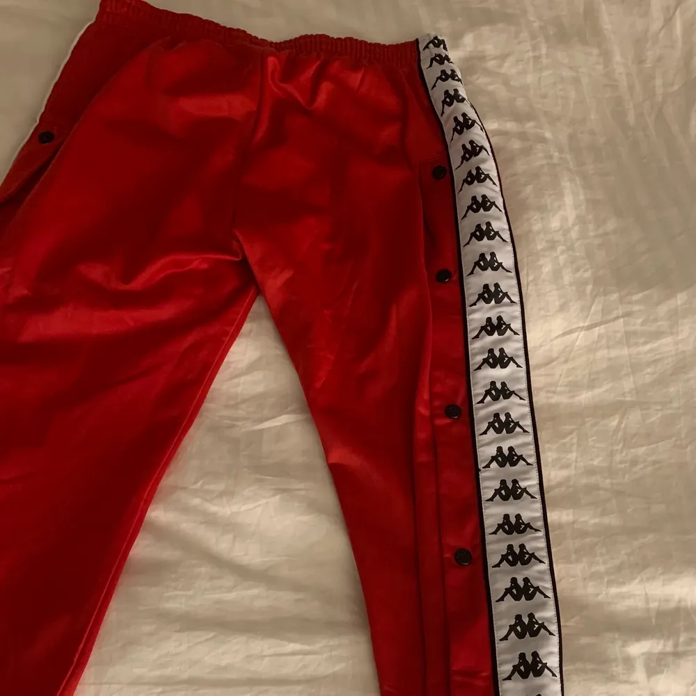 Helt nya Kappa byxor i cool, röd färg😍 Endast testade och är därför som nya. Storlek M och nypris ca 600kr❗️Frakt ingår ej i priset❗️. Jeans & Byxor.