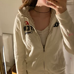 Fodrad hollister kofta - Hollister kofta, storlek (barn) L. Vuxenstorlek gissar jag är XS-S! Perfekt längd i ärmarna för mig som brukar ha 38. 