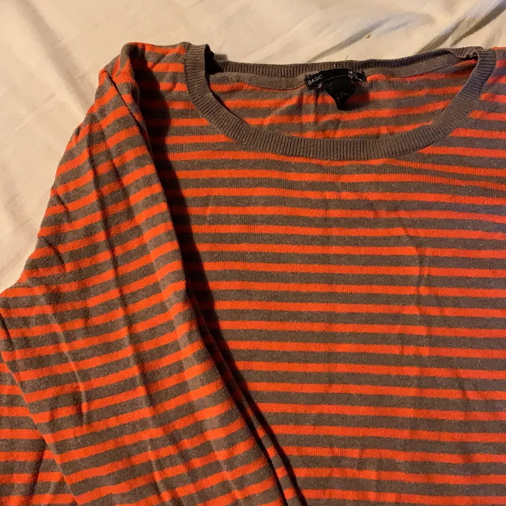 Lite äldre tröja från H&M så finns inte kvar att köpa längre. Välomtyckt men i bra skick. Tröjor & Koftor.