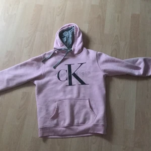 Pink hoodie  - Skick: Ganska bra. Använt kanske 3 gånger. Jag köpte den för 500kr. Är ganska ledsen att den inte passar längre. 