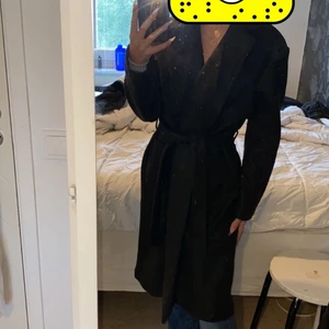 Kappa från only.com, Storlek s - Sälje den här gråa höst kappan helt oanvänd. Endast testad tyvärr sitter inte lappen kvar. Jag är 162 lång och den är till mina knän.Det finns två stora fickor fram och ett band runt hela kappan att knyta med. Vid intresse kan flera bilder skickas.