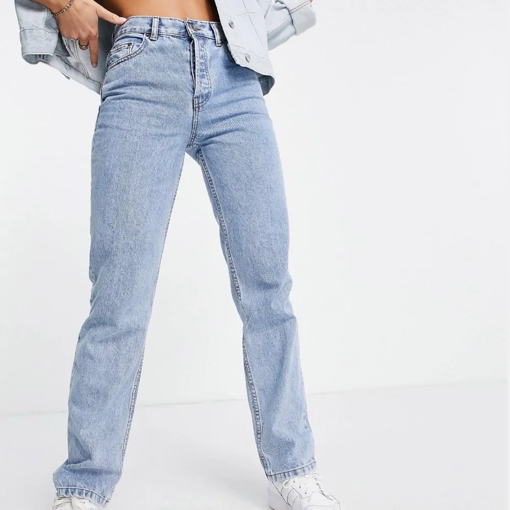 Säljer dessa snygga och oanvända jeans, supercoola och trendiga!!✨ passade inte min stil så därför säljer jag dem, 50kr frakt tillkommer! . Jeans & Byxor.