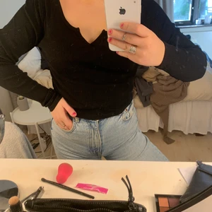 Svart urringad tröja. - En svart urringad tröja med en liten slits. Är ifrån Gina Tricot men aldrig riktigt använt 💖 frakt ingår i priset