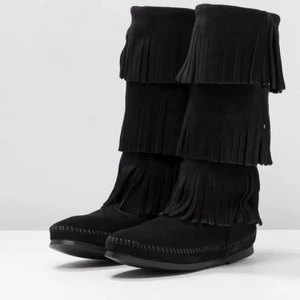 minnetonka stövlar - måste tyvärr sälja mina helt nya minnetonka stövlar. endast använda en dag men insåg att det va för små :(. de är som nya och har stor efterfrågan (slutsålda på zalando). egna bilder kan fås. nypris i sverige ligger på 1500kr. frakt tillkommer🤎