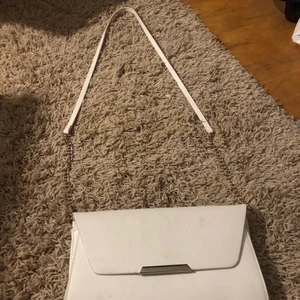 Vit axelväska - Vit axelväska från h&m, med guld ditaljer. Banden går att ta bort. Fraktar, Pris går att diskuteras vid snabb köp🥰