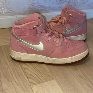 Rosa air force 1 mid, storlek 39. 250 kr + frakt (kan gå ned  lite i pris) 