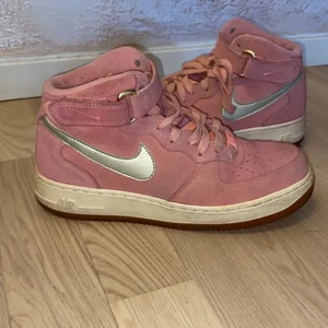 Air force 1 Mid  - Rosa air force 1 mid, storlek 39. 250 kr + frakt (kan gå ned  lite i pris) 