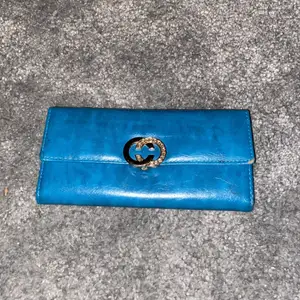 En blå snygg plånbok säljer för att jag har köpt en annan.     Hämtas i Eslöv