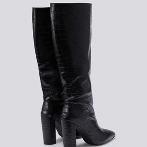 Klackskor  - Säljer dessa klackar som är helt nya och oanvända! Storlek 37!