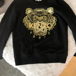 Kenzo Tröja Storlek S - Säljer denna kenzo tröja i storlek S, använd endast en gång! Ny pris 2000 kr säljer för 1000 kr