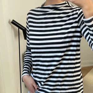 Randig tröja - Säljer denna randiga tröjan från Weekday. Den är använd ett fåtal ggr och är i fint skick. Tröjan har en liten ”skada” på magen, se bild. Priset är exklusive frakt