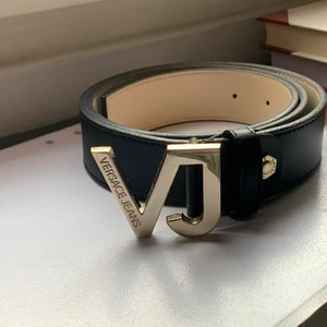 Versace Jeans Bälte Äkta  - Äkta Versace bälte köpt på Zalando, använd 2 gånger så den är som ny. Nypris 1500kr 