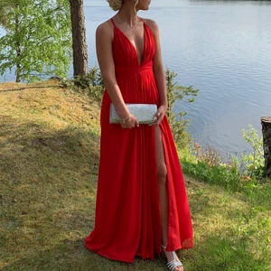 Balklänning  - Säljer min extremt fina balklänning från youmefashion. Klänningen är uppsydd till 168 cm + 6 cm klackar så passar en person som är upp till 174 cm ca. Mitt pris är 1500 kr, går att förhandla + frakt